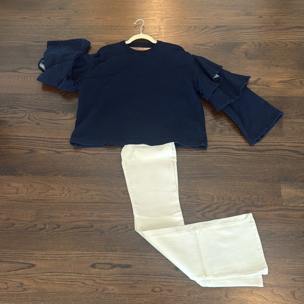 Adorable navy sweatshirt ruffle arm v back AG sz m